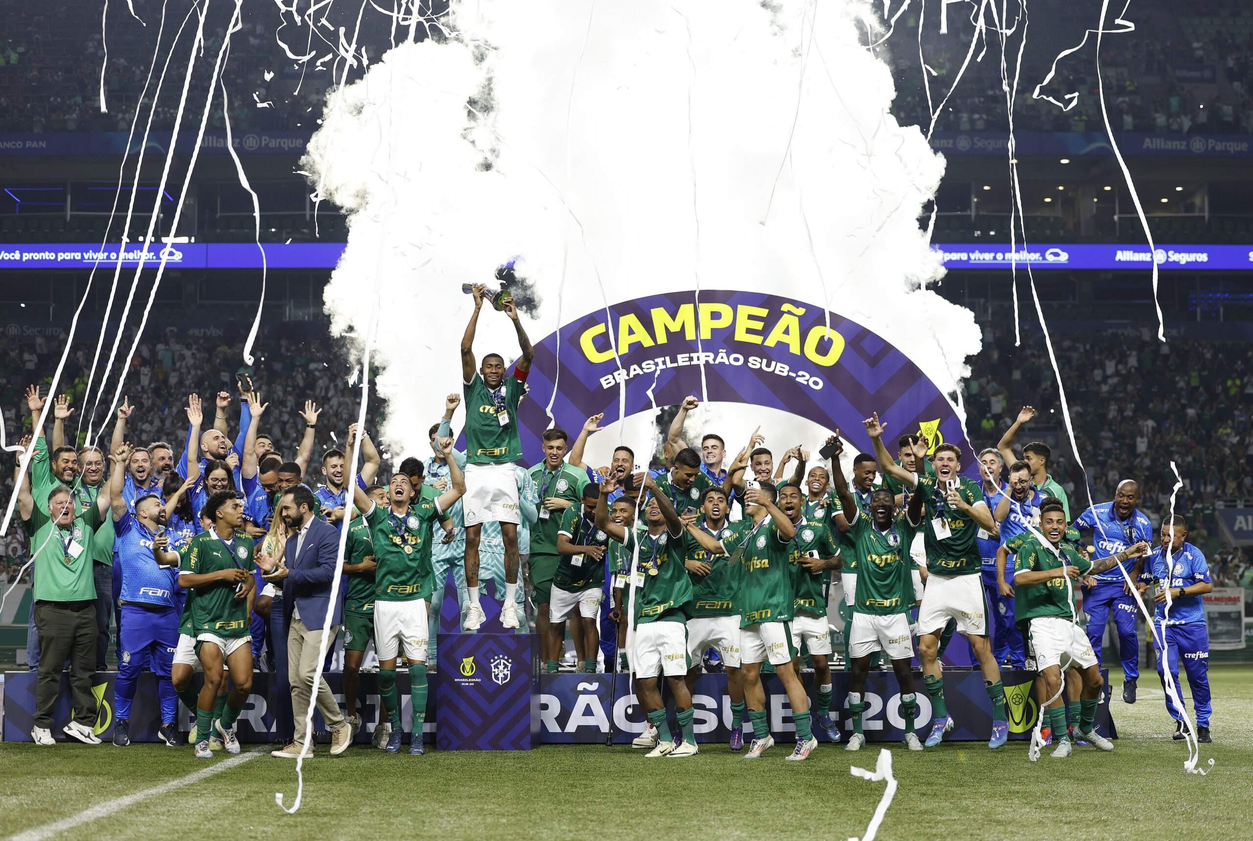 Elenco do Palmeiras comemora o tricampeonato do Brasileirão Sub-20 — Foto: Rafael Ribeiro/CBF