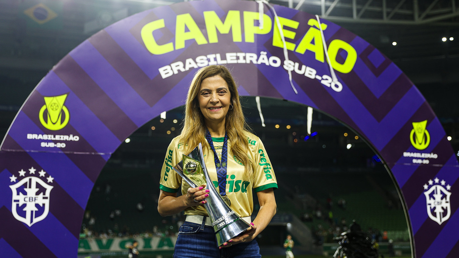 Leila Pereira, presidente do Palmeiras, na festa de campeão do Brasileirão sub-20