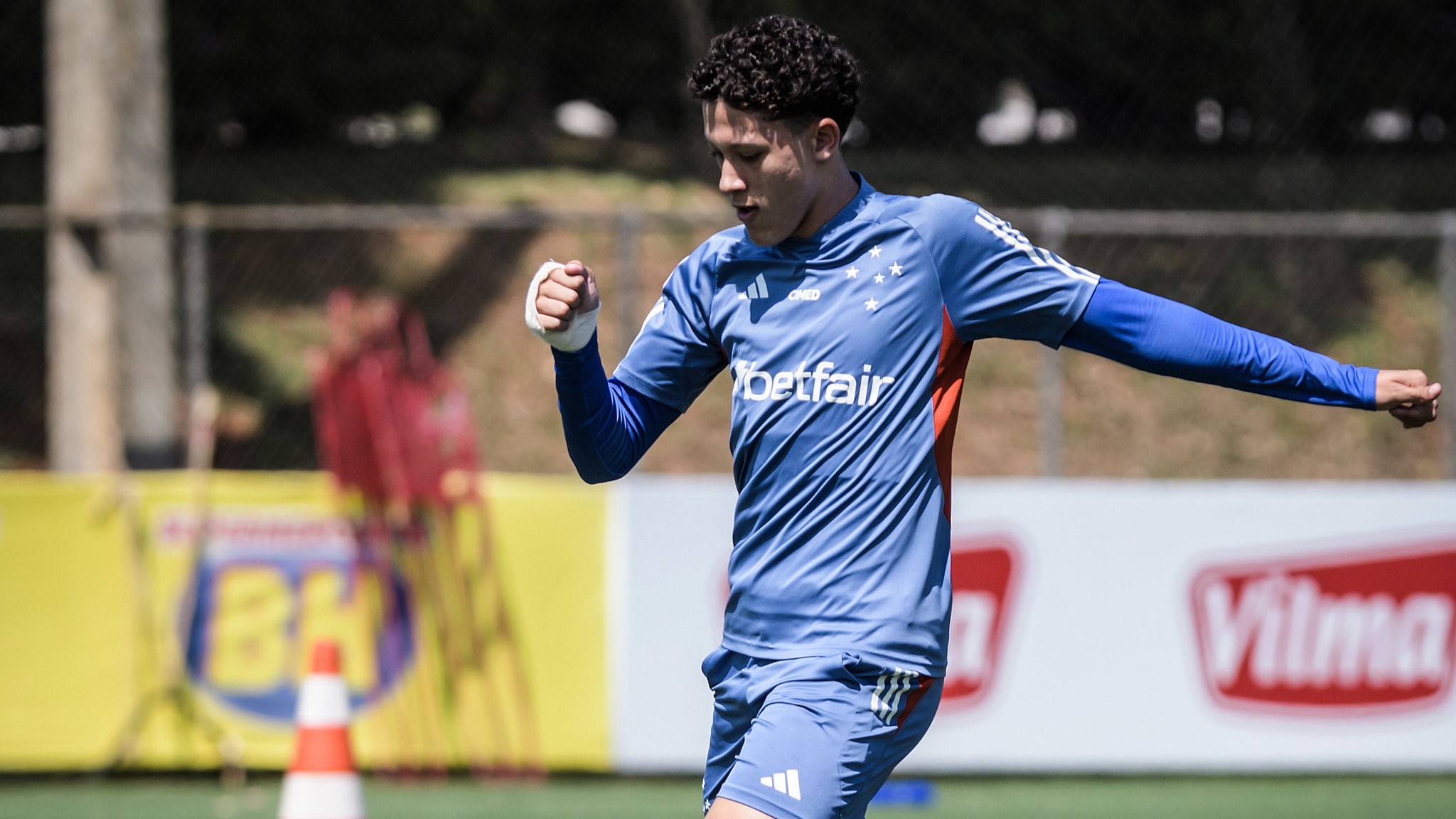 Felipe Morais, jóia do Cruzeiro, assina contrato com multa milionária — Foto: Gustavo Aleixo/Cruzeiro