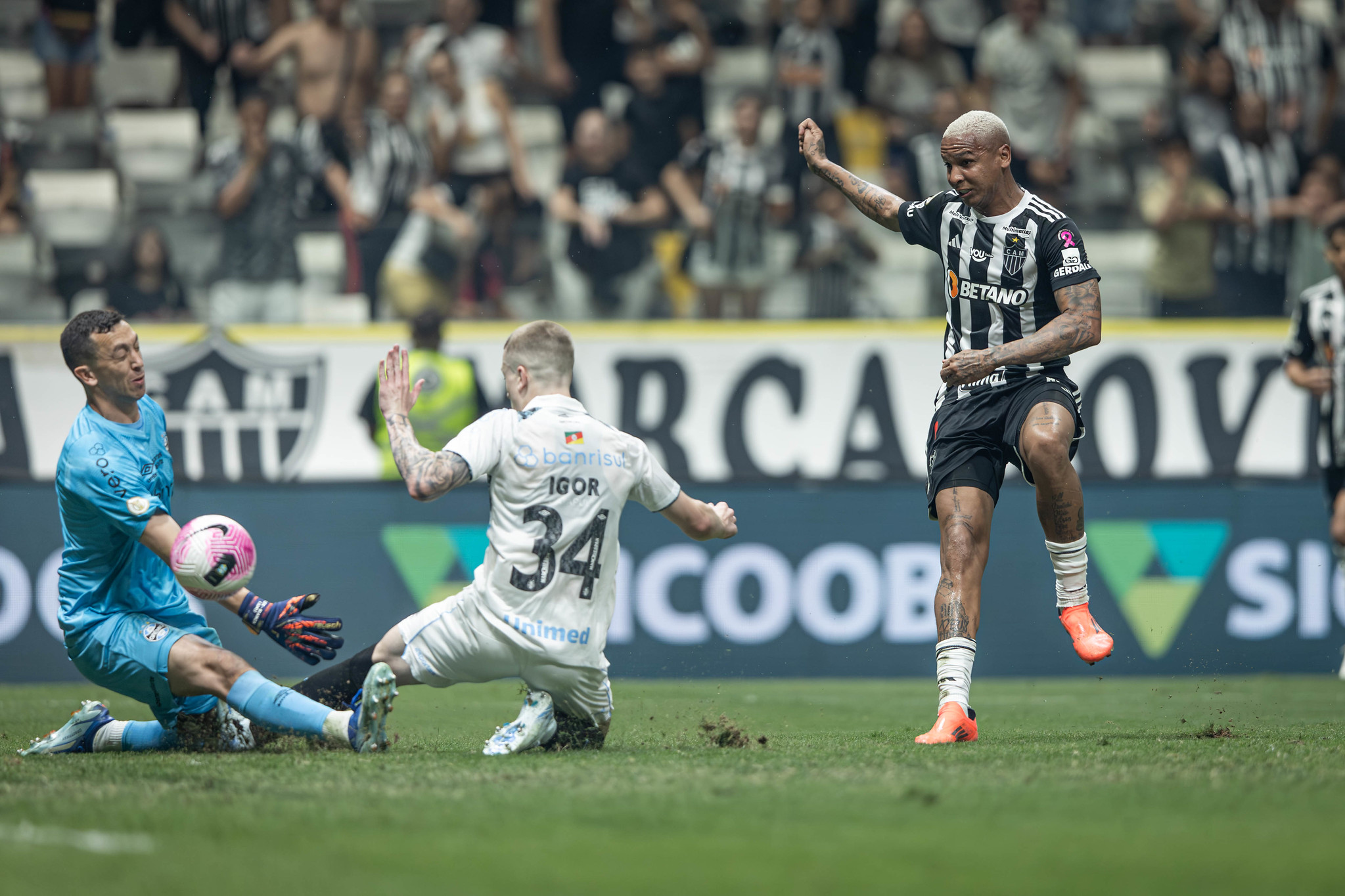 Deyverson, Marchesín e Reinaldo protagonizam polêmicas e provocações em Atlético x Grêmio — Foto: Pedro Souza/Atlético