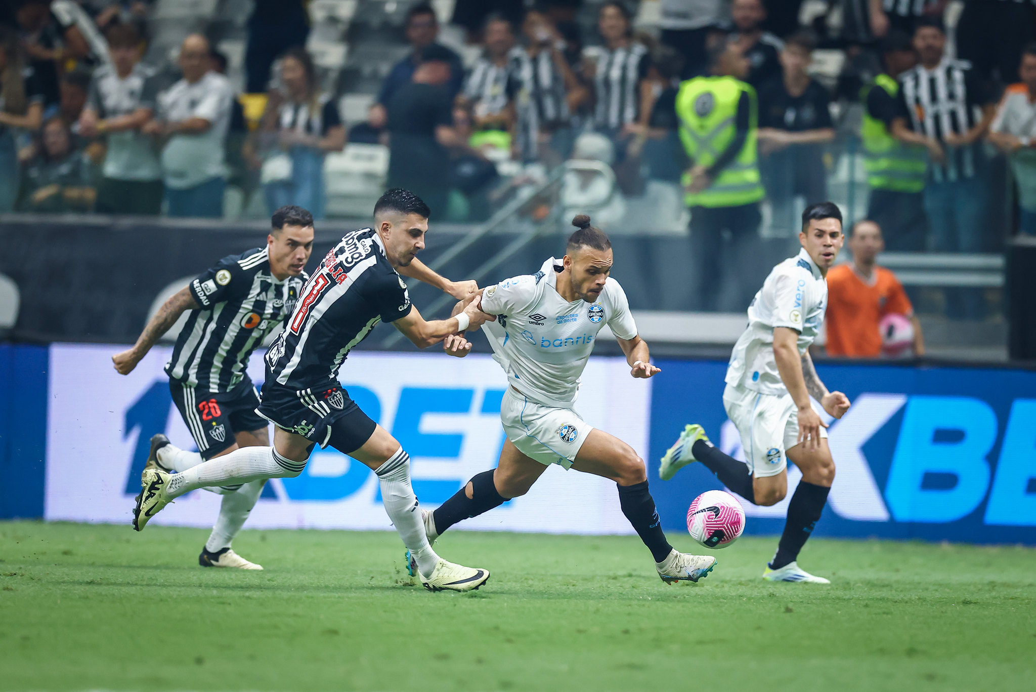 Braithwaite reclama de arbitragem após derrota do Grêmio contra o Galo — Foto: Lucas Uebel/Grêmio FBPA