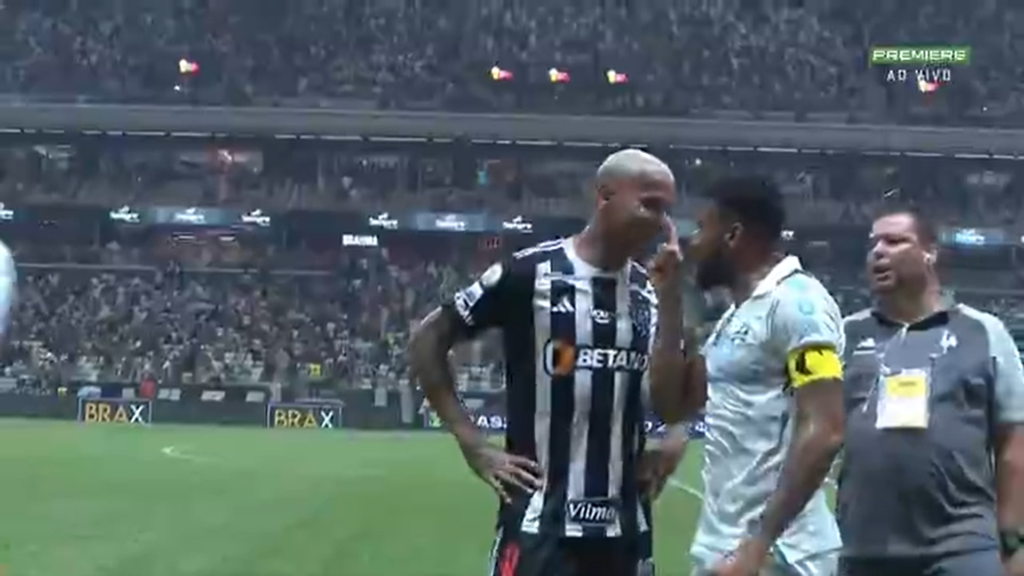 Deyverson e Reinaldo discutem no fim do primeiro tempo de Atlético x Grêmio — Foto: Reprodução/Premiere