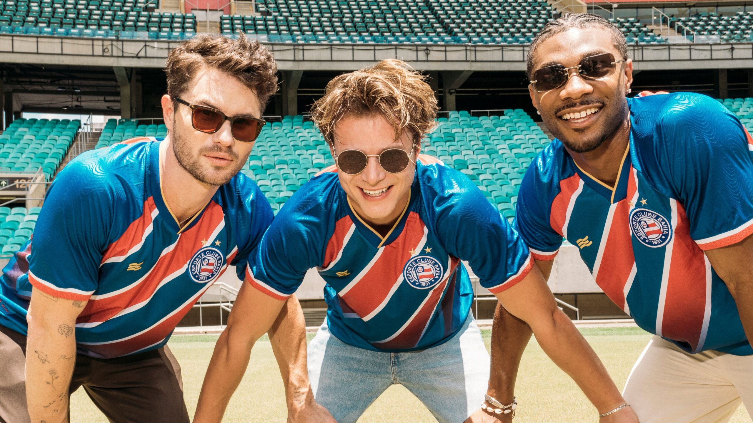 Jonathan Daviss, Chase Stokes e Rudy Pankow, atores da série Outer Banks, da Netflix, posam com camisa do Bahia na Fonte Nova — Foto: Breno da Matta/Netflix