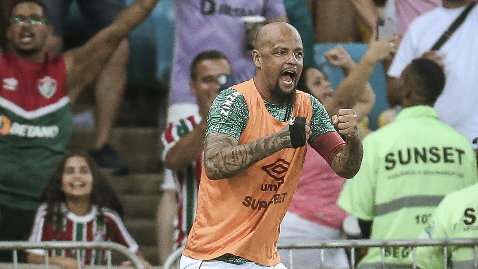 Felipe Melo ficou apenas no banco do Fluminense, mas foi expulso por reclamar da arbitragem