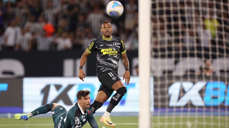 Botafogo passeia em cima do Vasco em clássico no Nilton Santos