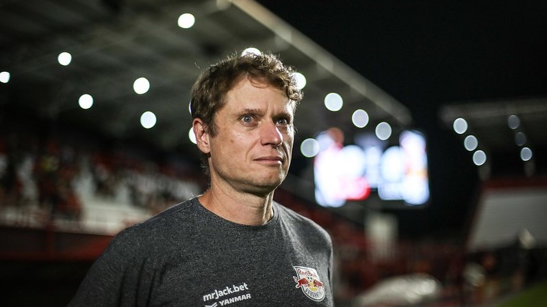 Bragantino manteve o técnico Fernando Seabra no comando após escapar do rebaixamento