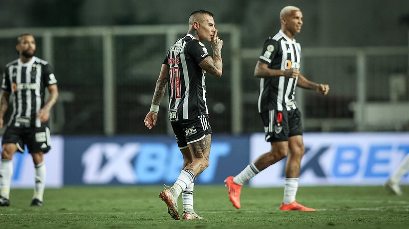Momento quente entre Vargas e Deyverson chama atenção em treino do Atlético
