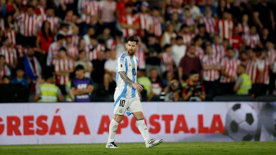 Messi durante partida entre Argentina e Paraguai