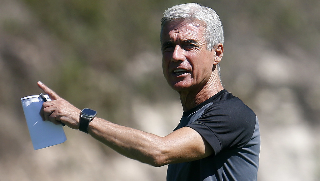 Luís Castro, ex-técnico do Botafogo, esteve próximo de assumir o Santos, mas negócio melou
