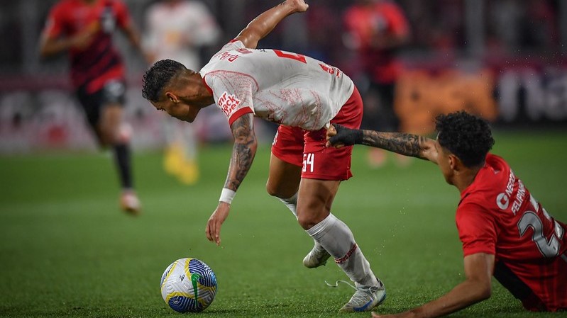 Com dois gols de Sasha, Bragantino vence o Athletico e sobrevive no Brasileirão