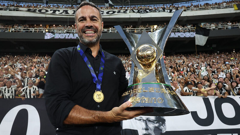 Artur Jorge levou o Botafogo à conquista do Brasileirão e da Libertadores em 2024