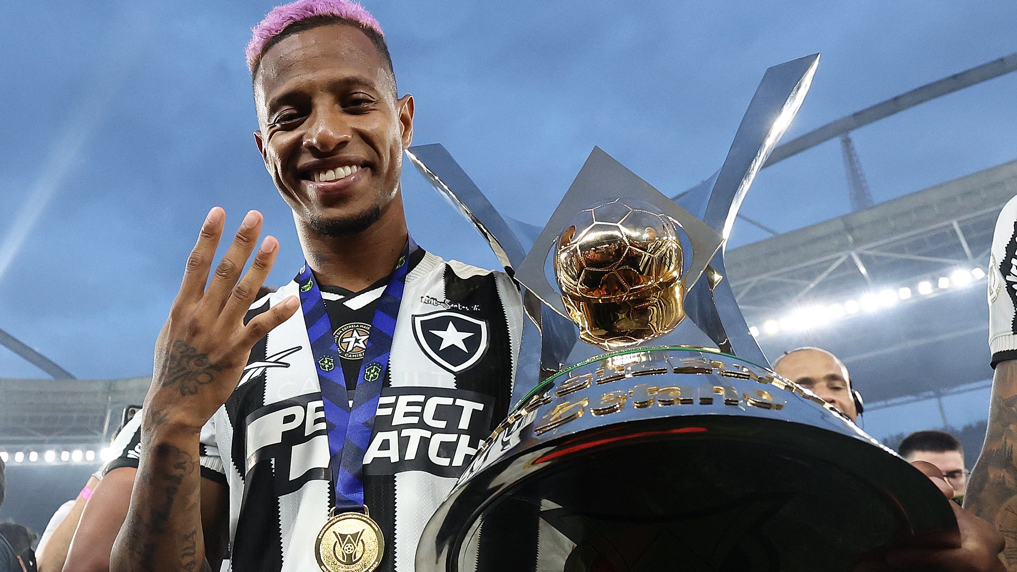 Tchê Tchê comemora mais um título do Brasileirão, agora pelo Botafogo