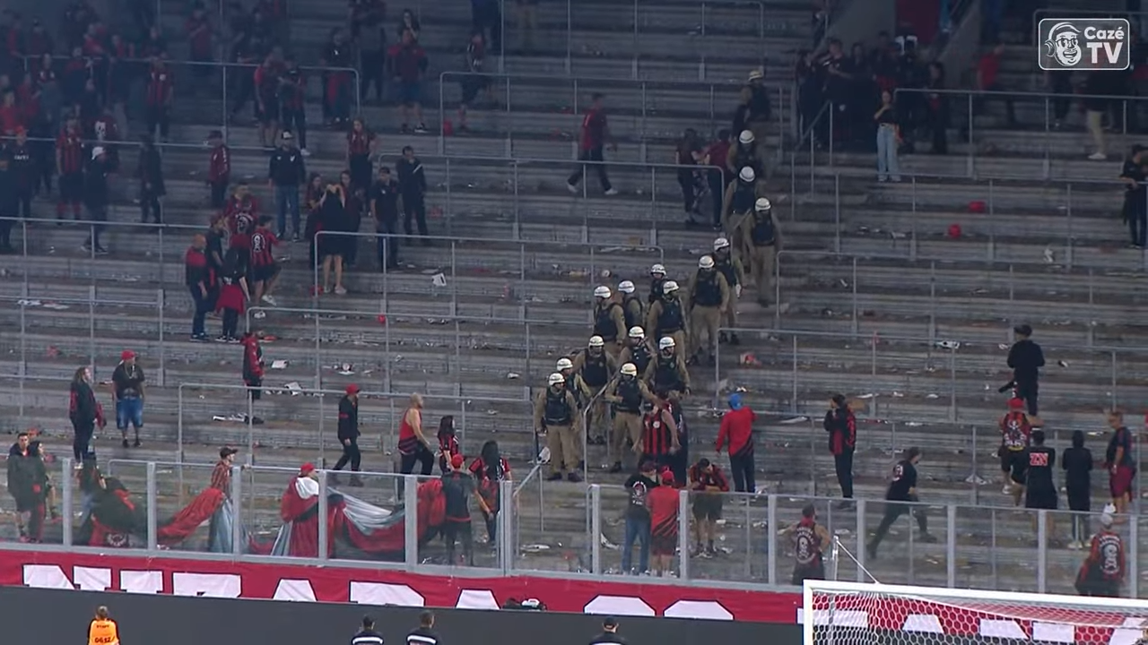 Torcida do Athletico tenta invadir gramado da Ligga Arena