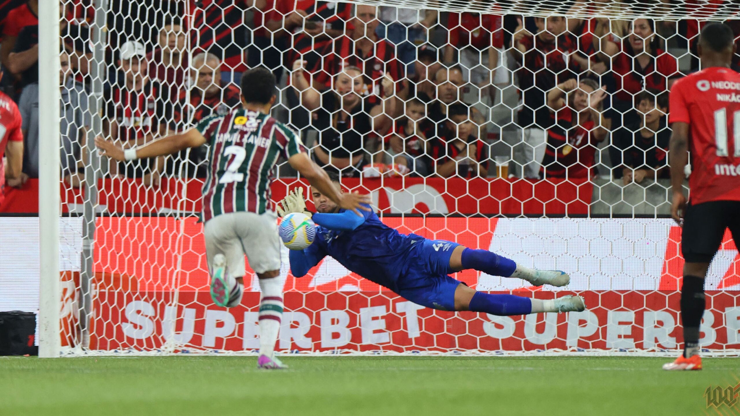 Mycael pegou um pênalti no empate entre Athletico e Fluminense