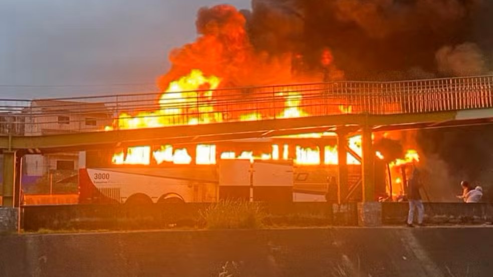 Ônibus com torcedores do Cruzeiro foram incedidados por torcida organizada do Palmeiras