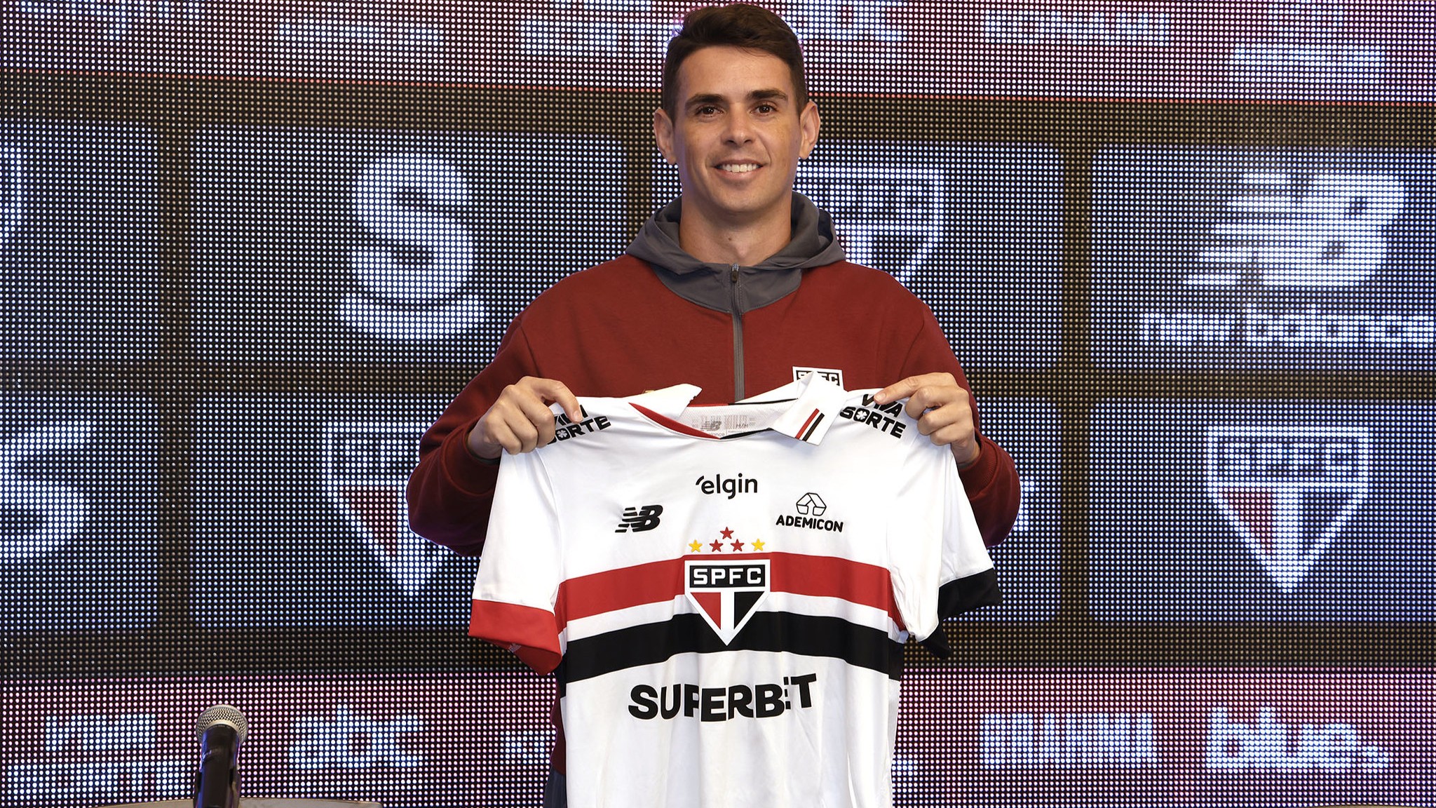 Patrocinadora que ajudou na contratação de Oscar renova contrato com o São Paulo
