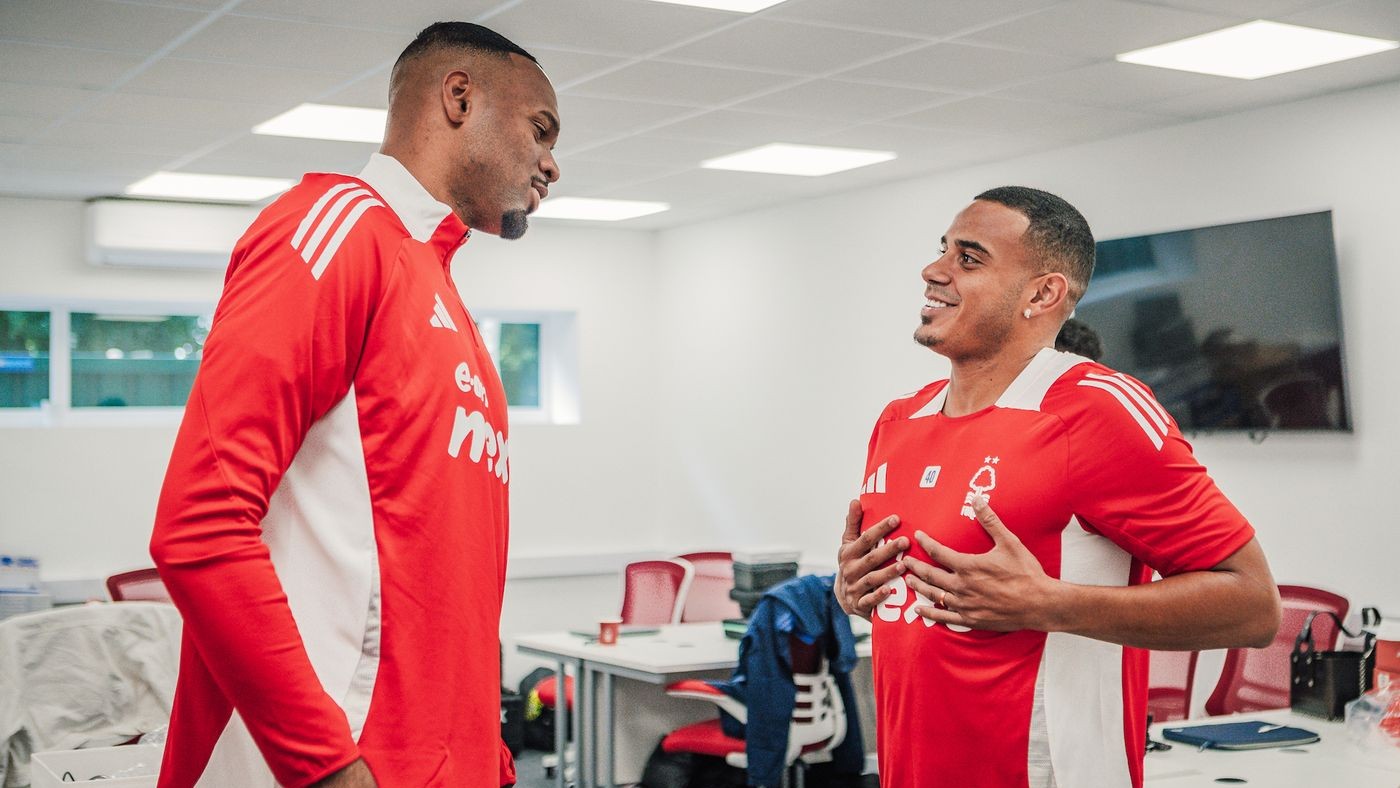 Ex-Corinthians comete falhas em jogo do Nottingham Forest na FA Cup