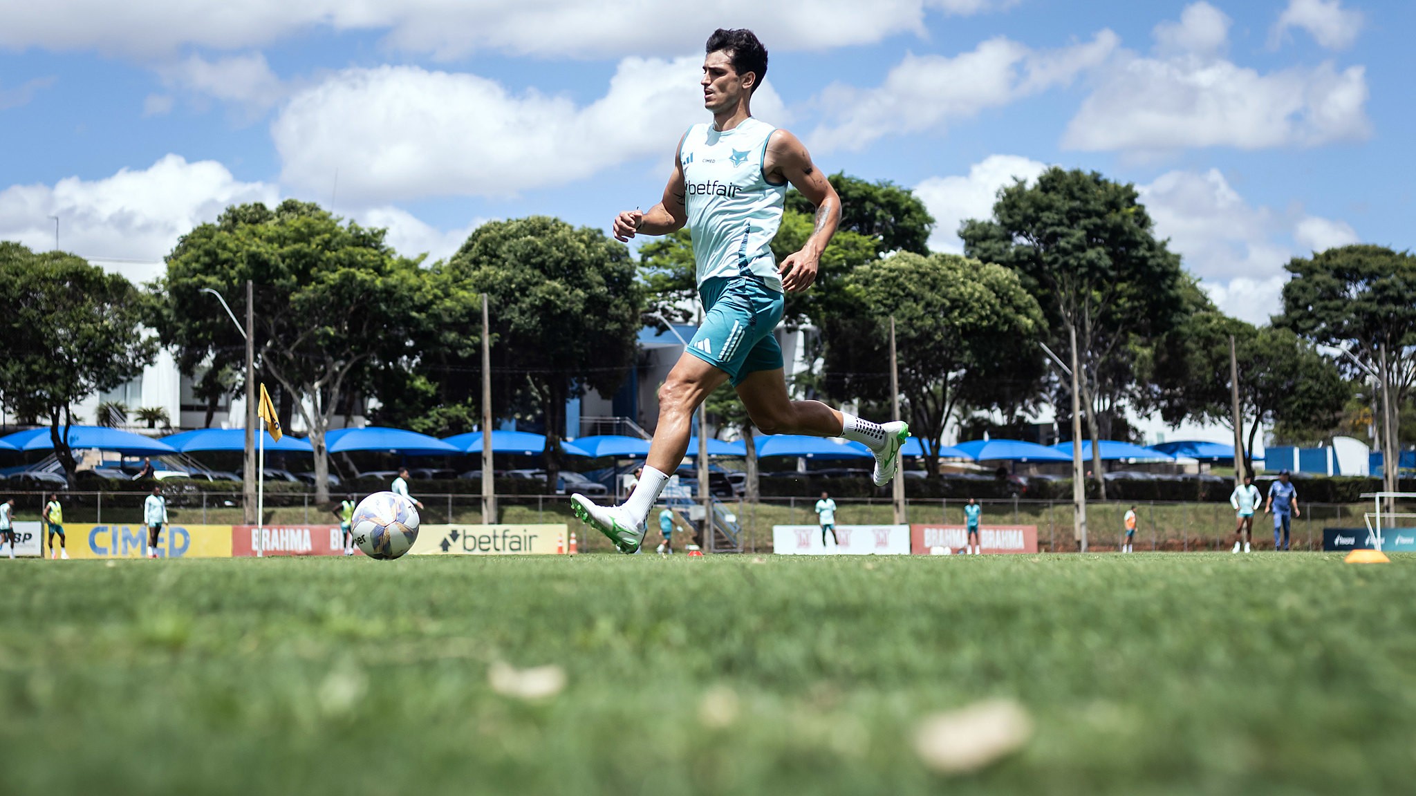 Dinenno se aproxima de retorno e pode ser companheiro de Gabigol no ataque do Cruzeiro