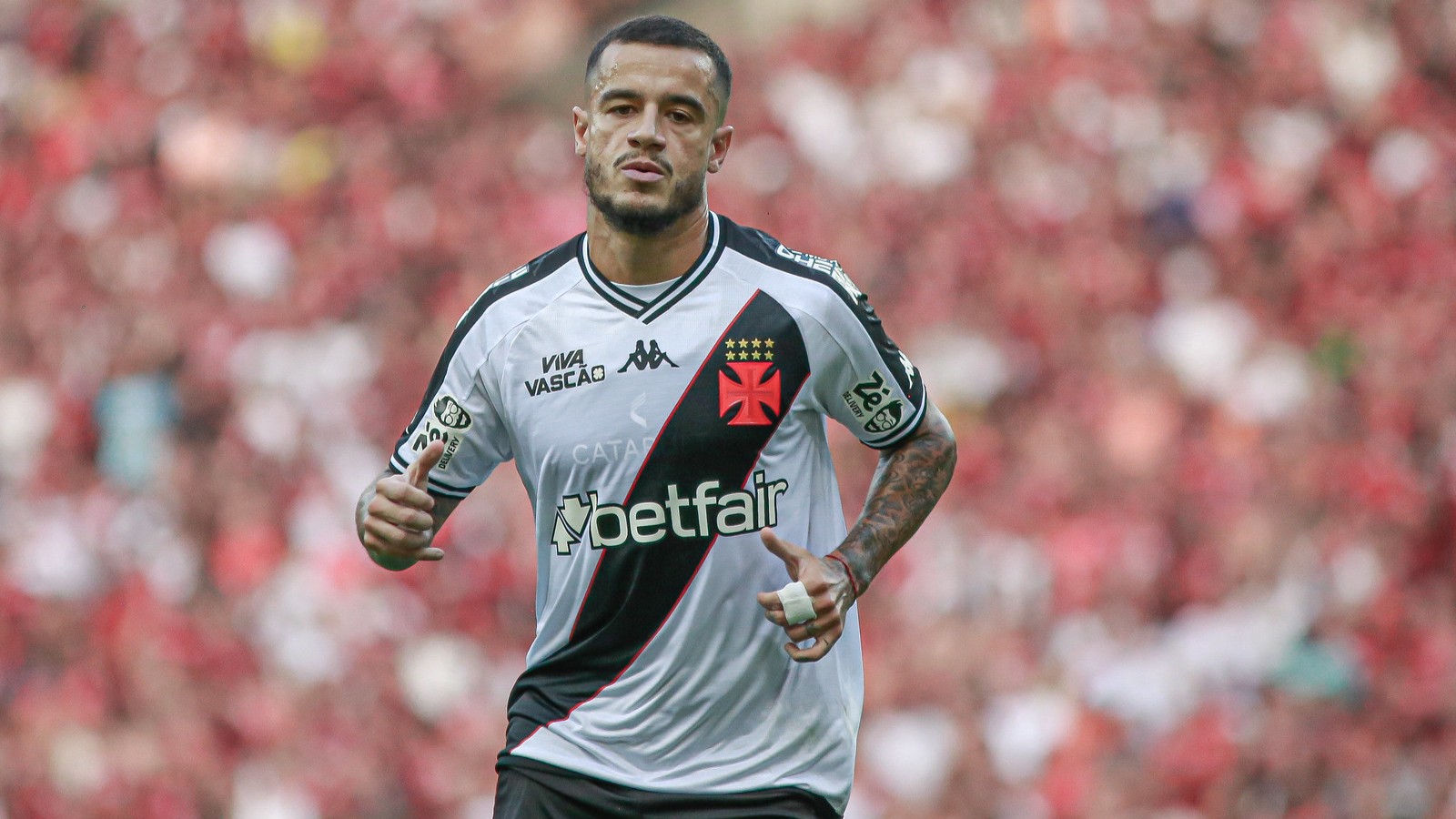 Coutinho debate contrato com o Aston Villa e Vasco aguarda permanência do meia