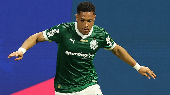 Vitor Roque será titular do Palmeiras no derby desta quinta-feira (27).