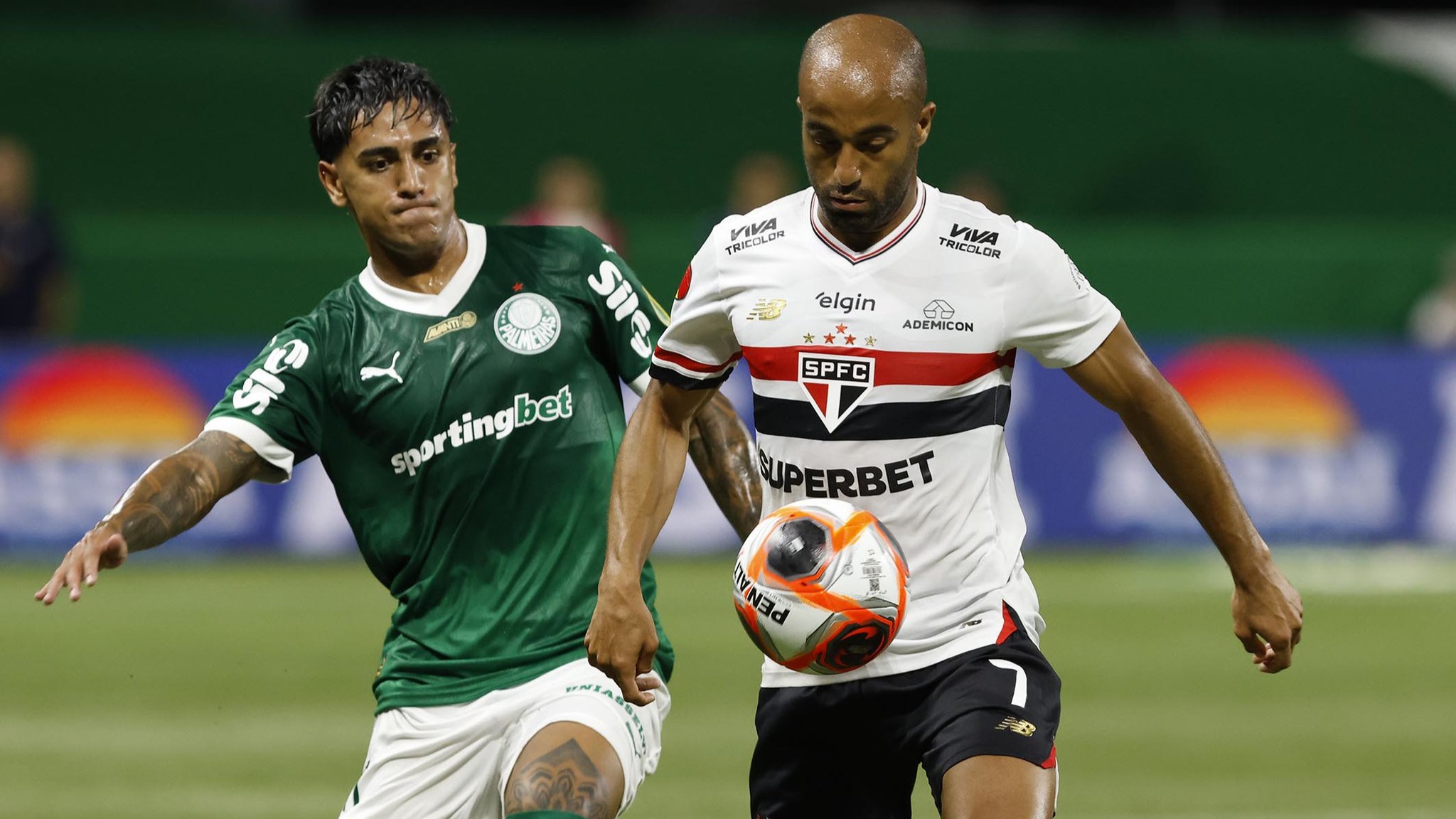 Lucas Moura sofreu trauma no joelho em derrota do São Paulo para o Palmeiras