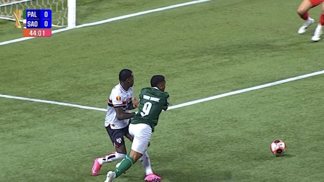 FPF admite erro em pênalti marcado para o Palmeiras contra o São Paulo