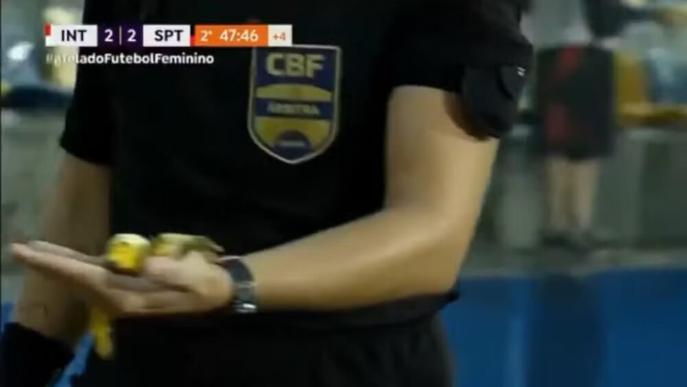 Árbitra recolhe pedaço de banana que torcedor do Inter atirou contra atletas do Sport