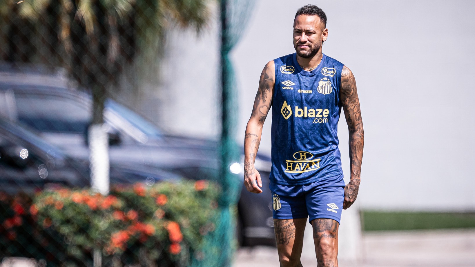 Neymar volta a treinar no campo pelo Santos