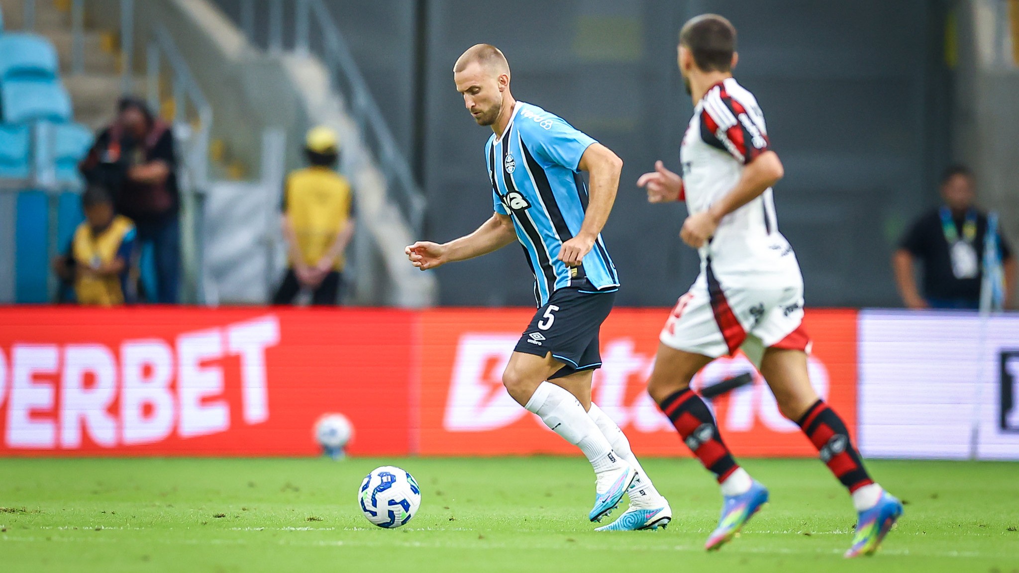 Rodrigo Ely sofre grave lesão no joelho em derrota do Grêmio para o Flamengo