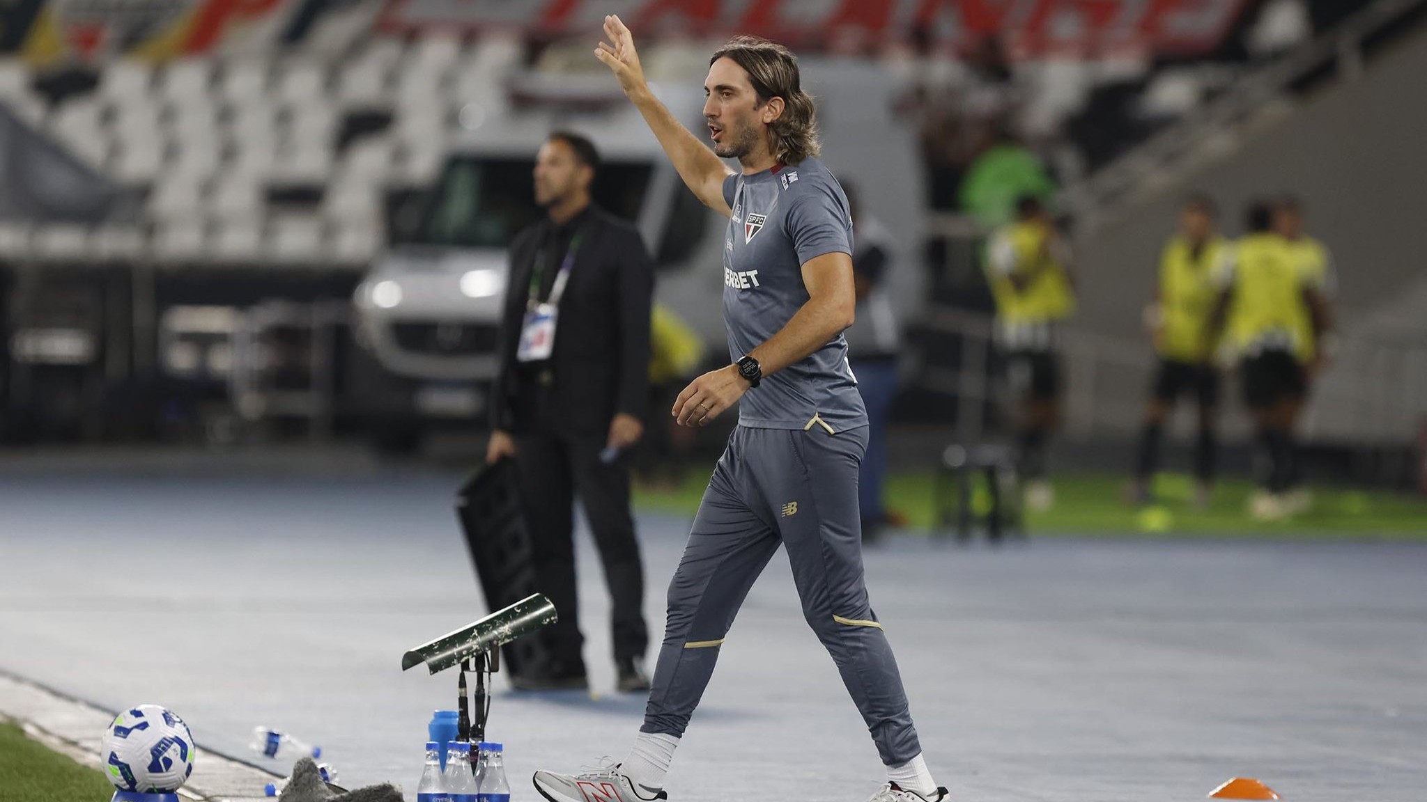 Zubeldía se irrita com pergunta de repórter e bate boca na coletiva do São Paulo