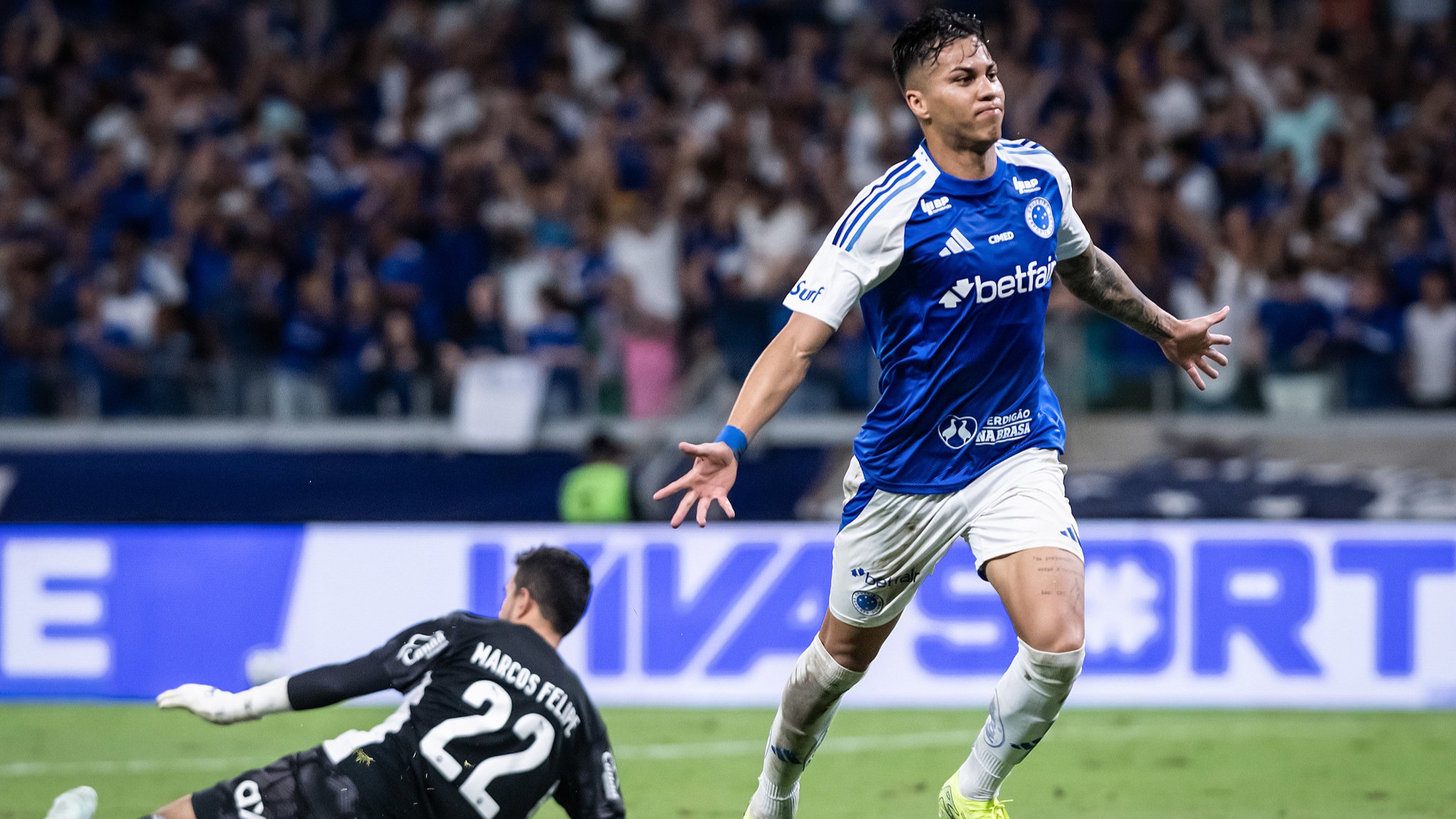 Cruzeiro passa por cima do Bahia no brilho do 'operário' Kaio Jorge