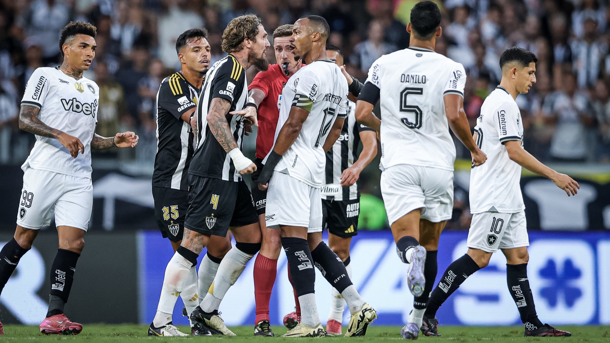 Lyanco se estranha com jogadores do Botafogo em vitória do Atlético no Mineirão
