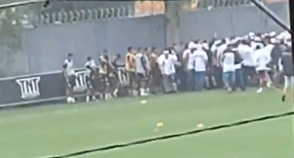 Cerca de 100 torcedores do Santos invadem CT e falam com jogadores