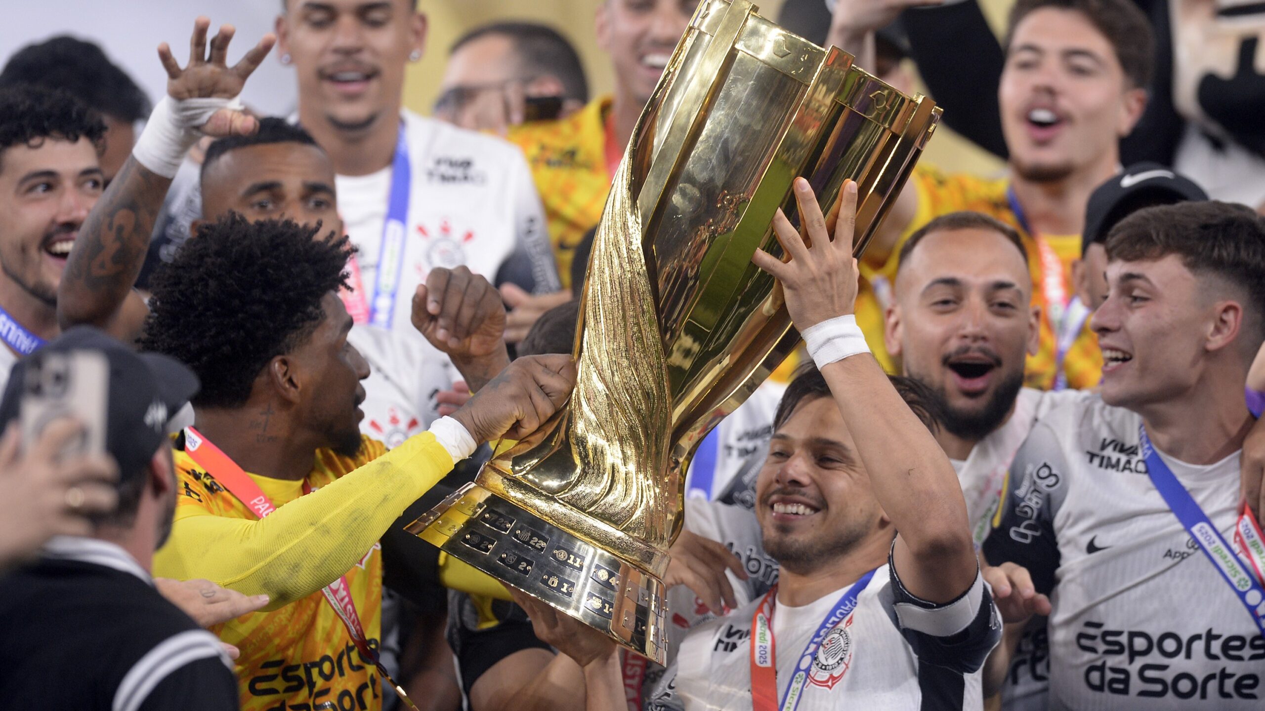 Lesão na coxa afasta Hugo Souza do Corinthians por um mês