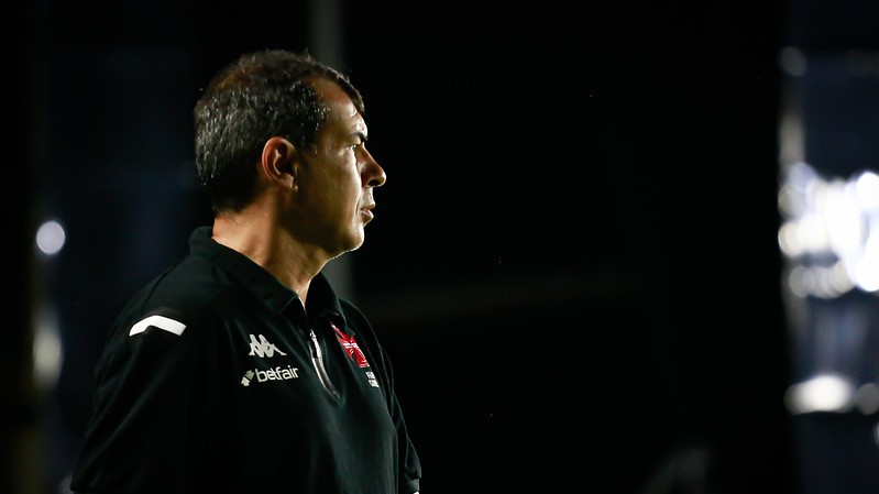 Com Carille no comando, Vasco não apresenta evolução em campo e preocupa a torcida.