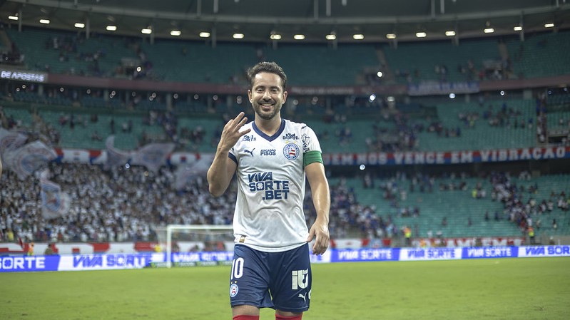Éverton Ribeiro marcou gol do triunfo no último lance; Ceni tem motivos para enfrentar o Atlético Nacional com expectativas.