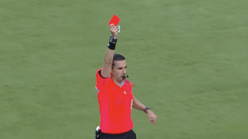 César Ramos Palazuelos exibe imagem de santa durante expulsão em Boca Juniors x Benfica (Foto: Reprodução/YouTube/Cazé TV)