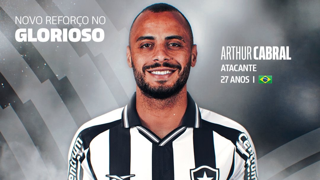 Arthur Cabral assinou contrato de três anos e meio com o Botafogo